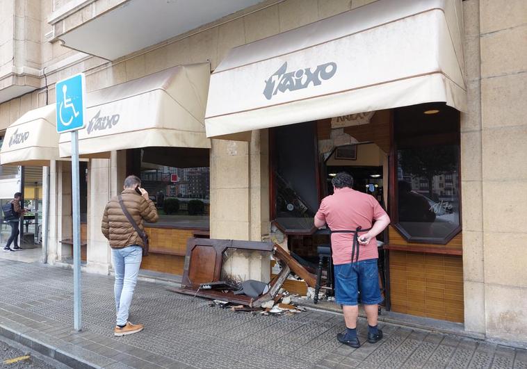 Alunizaje en un bar de Getxo: «Había un coche empotrado y un tipo vigilando mientras otros robaban»
